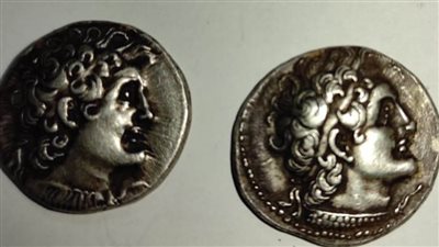 ضبط 85 من العملات الأثرية أثناء تهريبهم خارج البلاد.. (صور)