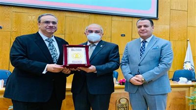 جامعة أسيوط  تكرم خالد القاضي بعد محاضرة حول مواجهة الشائعات 