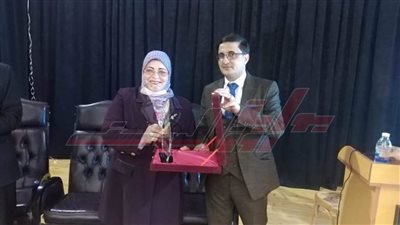  المؤتمر الأول  التكاملي بين الطب والتربية الخاصة يُهدي درعه للدكتورة بثينة كشك 