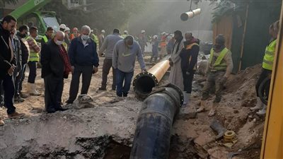 رئيس القابضة لمياه الشرب يتابع إصلاح خط مياه الشرب بالزمالك