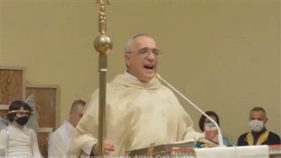 كاهن في عظة عيد الميلاد: الممتنعون عن شرب الخمر لا يدخلون الجنة..أصيب بكورونا