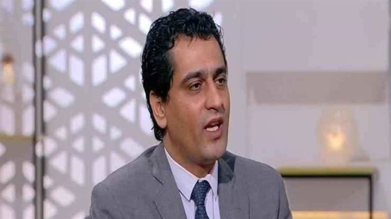 الكاتب الصحفي أيمن