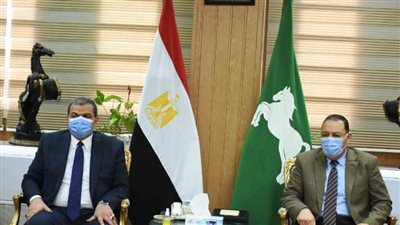 محافظ الشرقية ووزير القوى العاملة يبحثان سبل رعاية العمالة غير المنتظمة