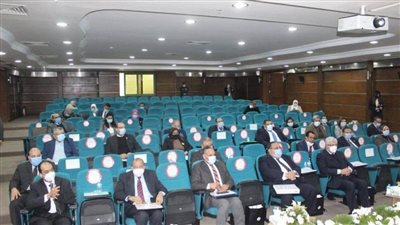 رئيس جامعة بنى سويف يحضر اجتماع 