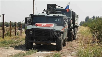 ناقلة جند روسية تتعرض لهجوم إرهابي في إدلب