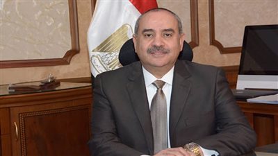 وزير الطيران يهنئ العاملين بمطار القاهرة لحصولهم على شهادة تجديد الترخيص الدولي