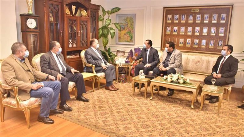 محافظ أسيوط يلتقي