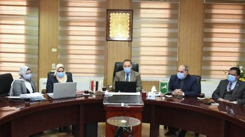 محافظ الشرقية عبر