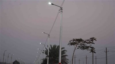 محافظ المنيا يتابع أعمال تركيب أعمدة الإنارة بالطريق المؤدي للصحراوي الغربي