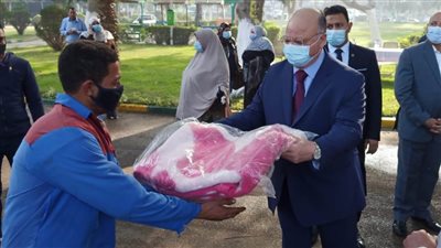 محافظة القاهرة تكافئ رجال النظافة  