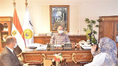 محافظ أسيوط يناقش مع مديري الحسابات والإيرادات بنود الصرف من الميزانية