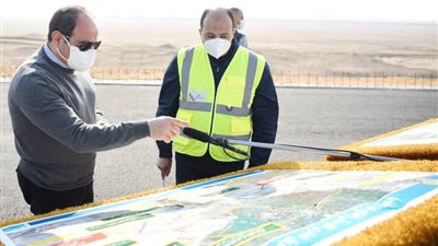 الرئيس السيسي يتفقد الطريق الدائري الأوسطي ومحاور محمد العصار وروض الفرج والضبعة (صور)