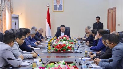 رئيس الوزراء اليمني يؤكد حرص حكومته على استقلالية البنك المركزي