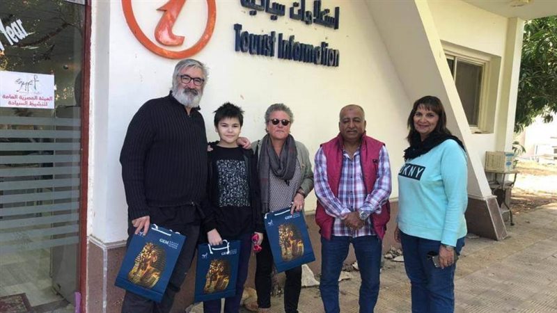 عائله فرنسيه تحتفل