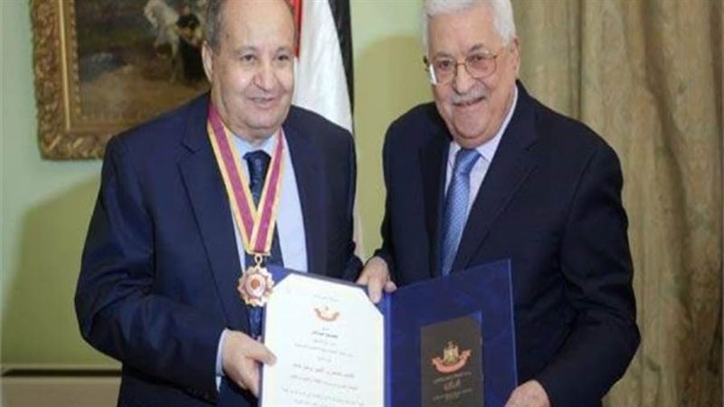 الرئيس عباس يكرم