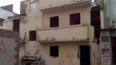 حفاظاً على أمن وسلامة المارة.. إزالة عقار آيل للسقوط بالبحيرة