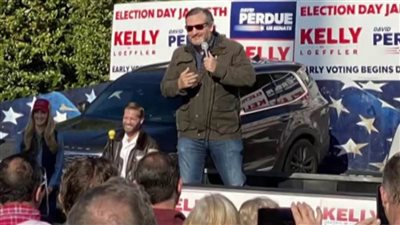 الرئيس الأمريكي يلقي قنابل يدوية في معركة 