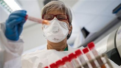 المستشفيات البريطانية تبدأ استقبال الجرعات الأولى من لقاح 