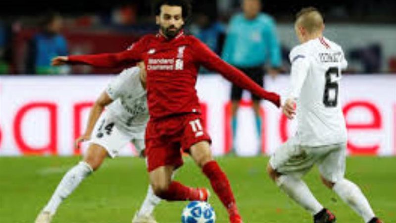 محمد صلاح يراوغ لاعبي