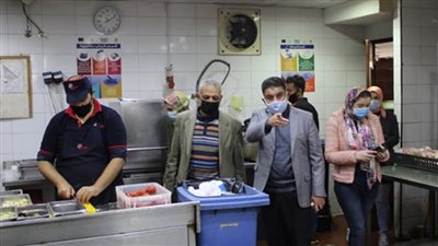 غلق 3 منشآت وتحصيل غرامات على المحال والمطاعم المخالفة بحي شرق الإسكندرية