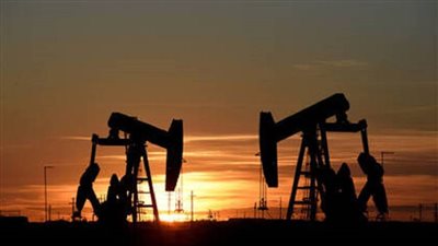 النفط يرتفع دولارا بفضل محادثات 