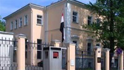 أعضاء سفارة روسيا بالقاهرة يضعون الزهور على قبور البحارة الروس في مدينة بورسعيد