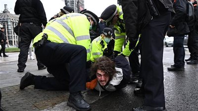 ٢٠٠ جنيه إسترليني غرامة الخروج من المنزل بدون سبب وجيه