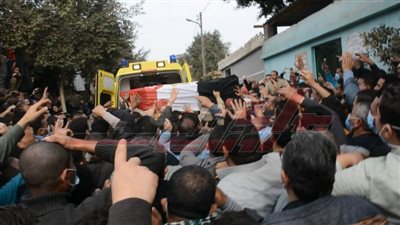 المئات من أهالى 