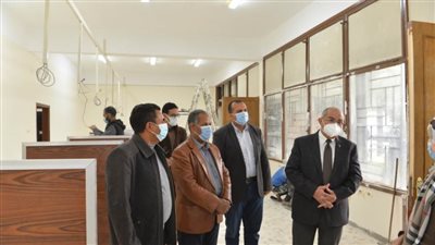 رئيس جامعة أسيوط يتفقد مشروع مجمع الخدمات المركزية