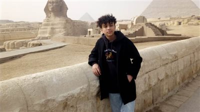 الطفل ميسرة  صاحب لقب شخصية العام يزور الهرم