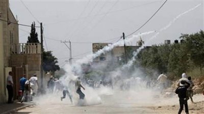 إصابة عشرات الفلسطينيين بالاختناق إثر قمع الاحتلال الإسرائيلي مسيرة منددة بالاستيطان