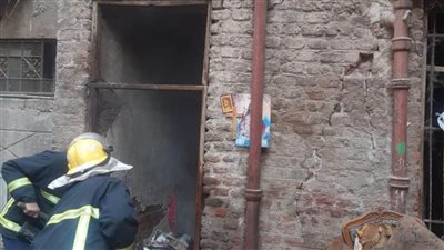 إخماد حريق شب في منزل مهجور بحي غرب أسيوط (صور)