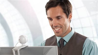 3 قواعد لإتقان لغة جسدك في مكالمات الفيديو الخاصة بالعمل