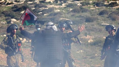 مسيرة فلسطينية منددة بالاستيطان جنوب قلقيلية.. والاحتلال الإسرائيلي يعتقل شابا من الخليل