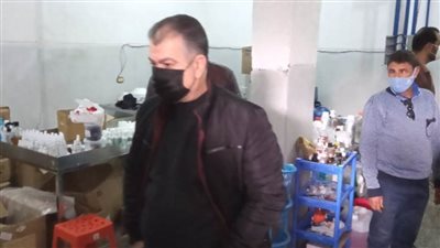  ضبط وتشميع مصنع غير مرخص للكمامات ومستحضرات التجميل والنظافة 