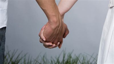 اعرف شخصيتك من الطريقة التي تمسك بها يد شريكك