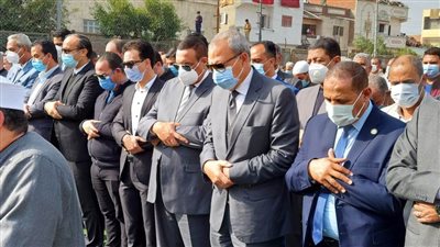 محافظا البحيرة والقليوبية يشهدان صلاة الجنازة ويقدمان واجب العزاء لأسرة الدكتور حمدي الطباخ 