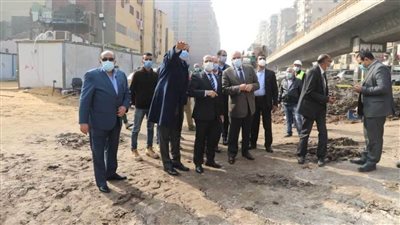 محافظ الجيزة ورئيس الجهاز المركزي للتعمير يتفقدان شبكة الطرق والمحاور الجاري إنشاؤها 