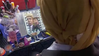 بالماكياج..أردنية تعيش ساعات يومها في تقليد المشاهير