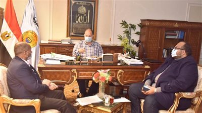 محافظ أسيوط يبحث تشغيل مشروعي منفلوط وديروط