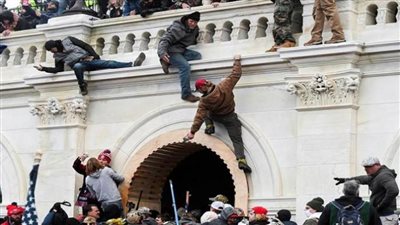   بيلوسي تصف مهاجمي مبنى الكونجرس بأنهم 
