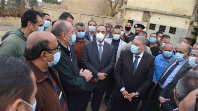 محافظ المنيا يستمع لمقترحات الأهالي في خطط تطوير قراهم 