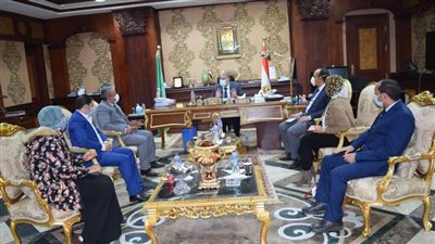 محافظ المنيا يناقش مع أعضاء البرنامج الرئاسي خطة متابعة مبادرة 