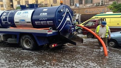 محافظ الإسكندرية يوجه التنفيذيين ورؤساء الأحياء بكسح مياه الأمطار 