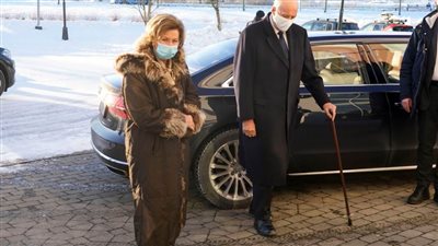 ملك النرويج وزوجته يتلقيان الجرعة الأولى من لقاح كورونا