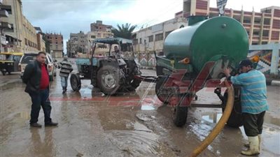 رئيس مدينة سيدي سالم يتابع رفع مخلفات الأمطار من الشوارع والميادين