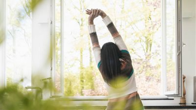 دراسة: التمدد أكثر فعالية من المشي لخفض ضغط الدم المرتفع