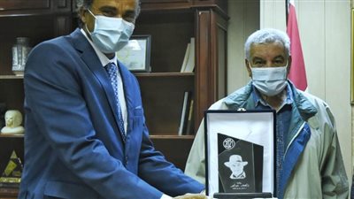 كبير مفتشي آثار الكرنك يحصل على جائزة زاهي حواس