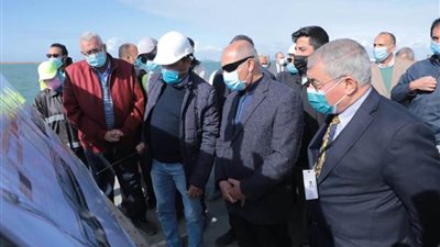 وزير النقل يؤكد على الالتزام بالانتهاء من إنشاء الأرصفة والساحات بميناء الإسكندرية بنهاية ٢٠٢١