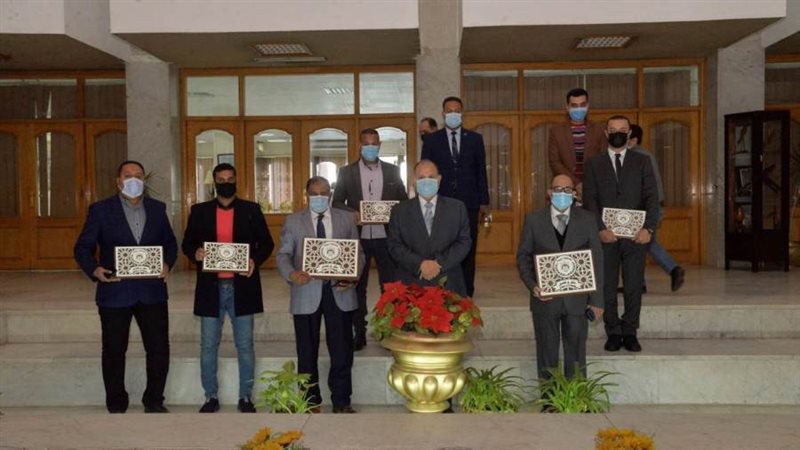 محافظ أسيوط يكرم